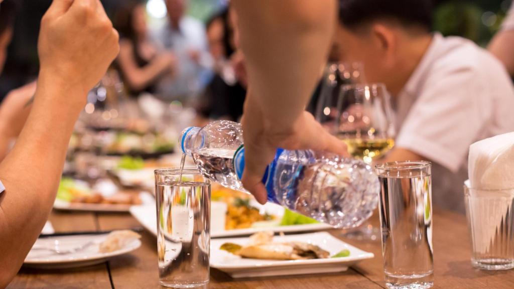 Varias personas en un restaurante, en una imagen de Shutterstock.