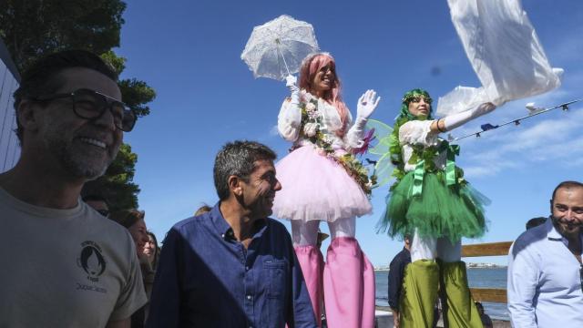 El President de la Generalitat, Carlos Mazón (2d) asiste a la inauguración del D*na Festival de Dénia.