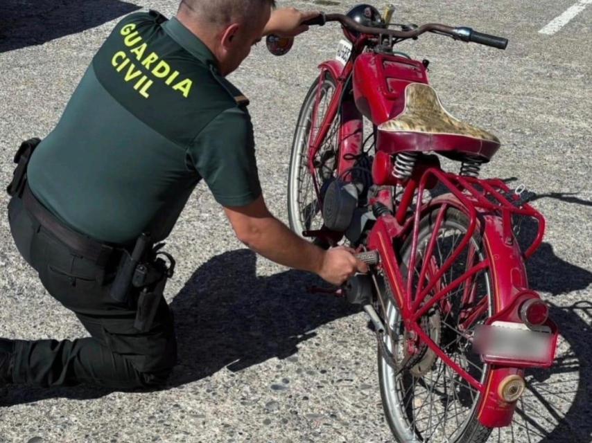 Un Guardia Civil con la motocicleta de colección valorada en 4.000 euros.