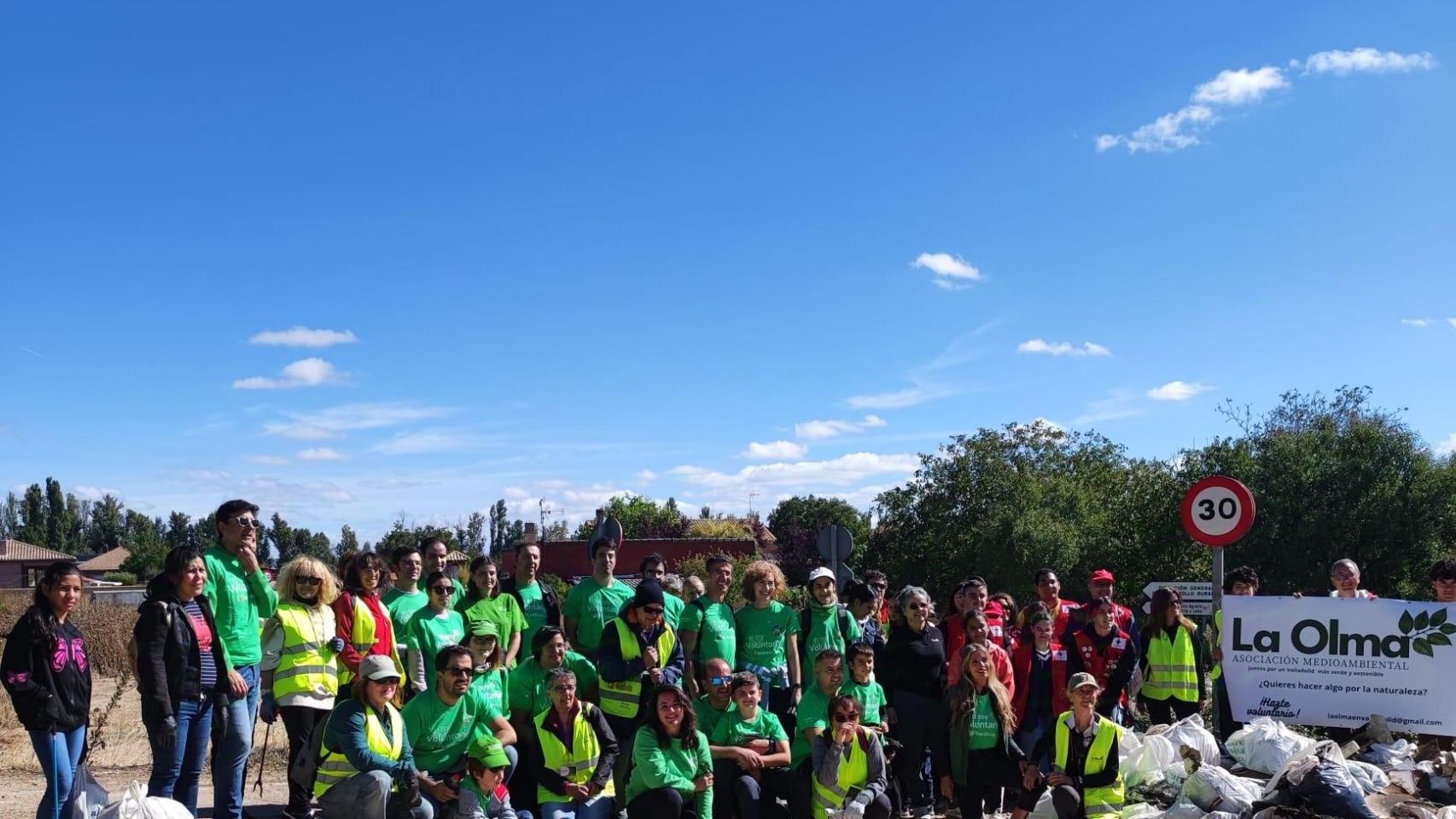 Voluntarios de Iberdrola, Cruz Roja y la asociación medioambiental  La Olma