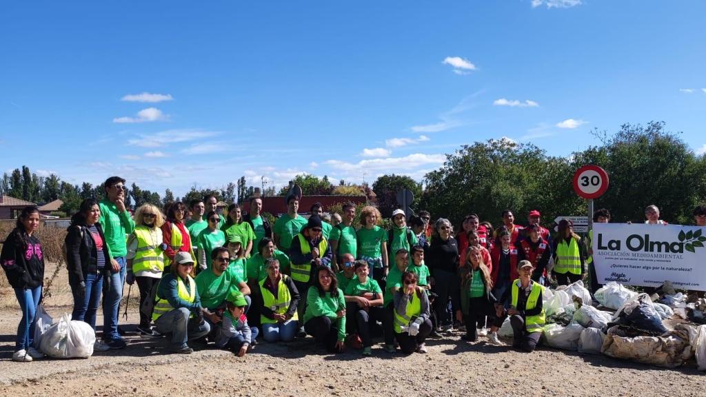 Voluntarios de Iberdrola, Cruz Roja y la asociación medioambiental  La Olma