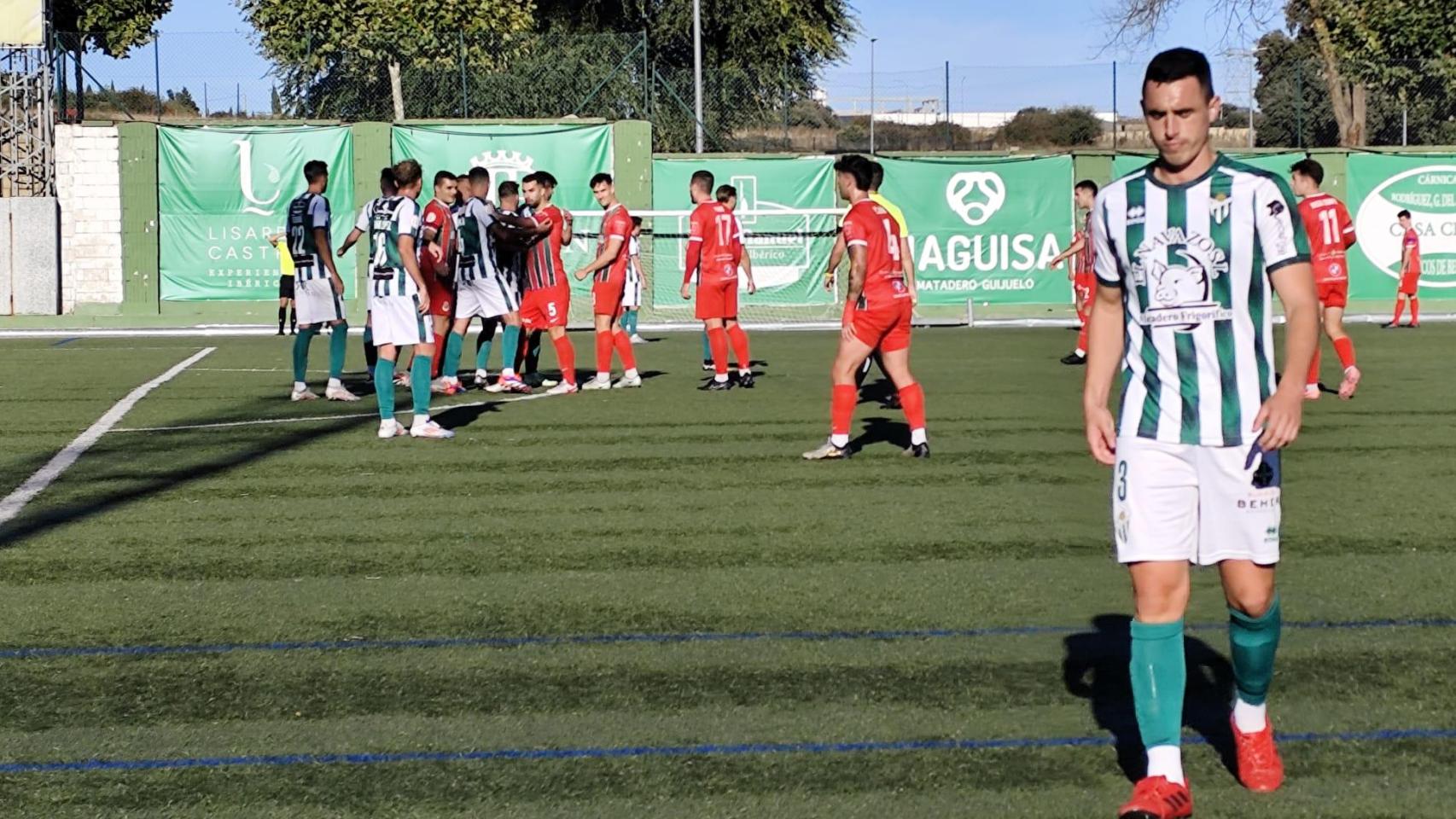 El jugador del CD Guijuelo Ezkurdia, en el momento de abandonar el campo tras su expulsión