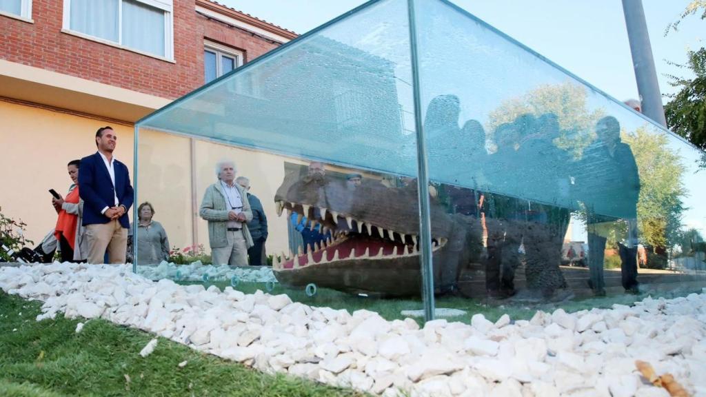 Escultura del cocodrilo para el museo al aire libre de Serrada