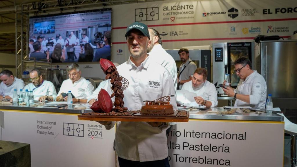 Pachi Larrea, chef propietario de Pachi Larrea Pastelería y Panadería en Castelldefels, Barcelona.