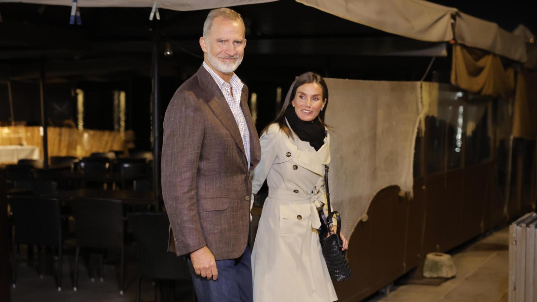 Los reyes Felipe VI y Letizia a su salida de un restaurante en Combarro (Pontevedra).