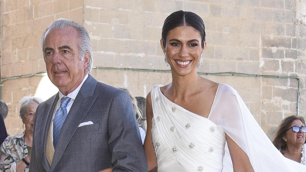 Ana Cristina Portillo junto a su padre a la llegada de la Catedral.