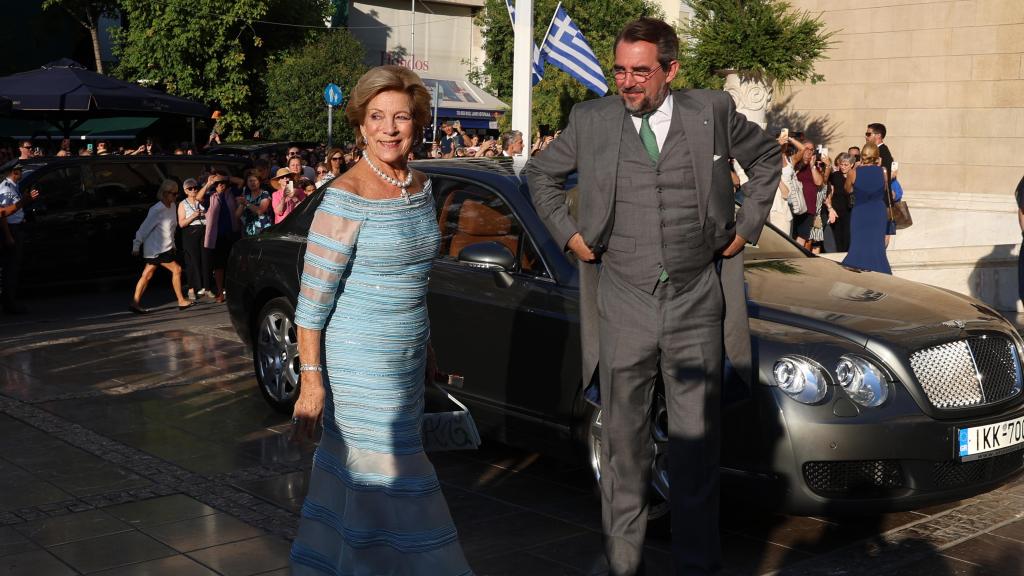 Ana María de Dinamarca y su hijo, Nicolás de Grecia, en la boda de Teodora de Grecia.