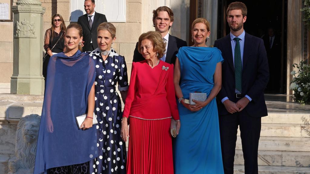 La reina Sofía en la boda de Teodora de Grecia junto a sus hijas y nietos.