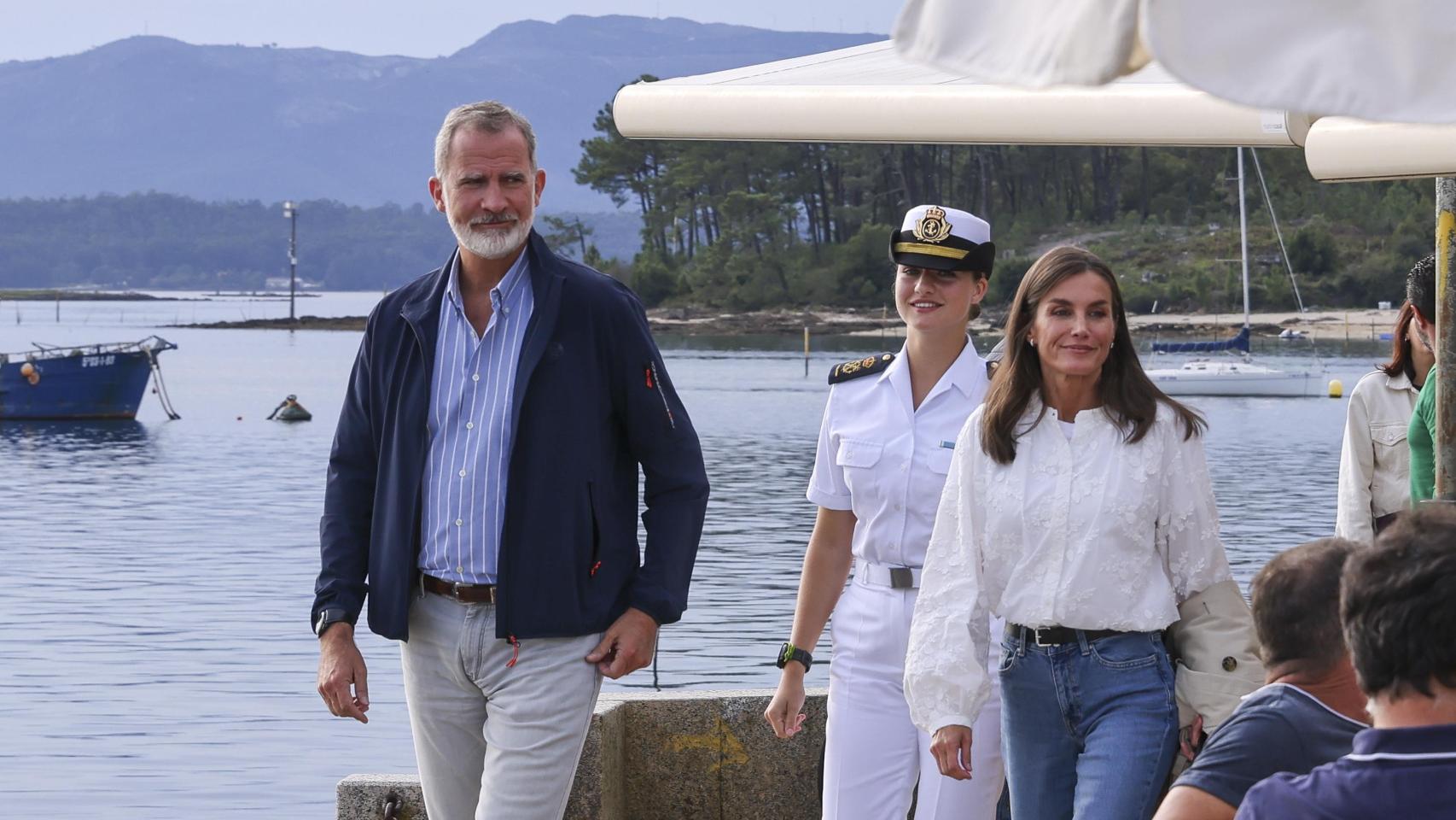 Los reyes, Felipe VI y Letizia, junto a la princesa Leonor en Marín.