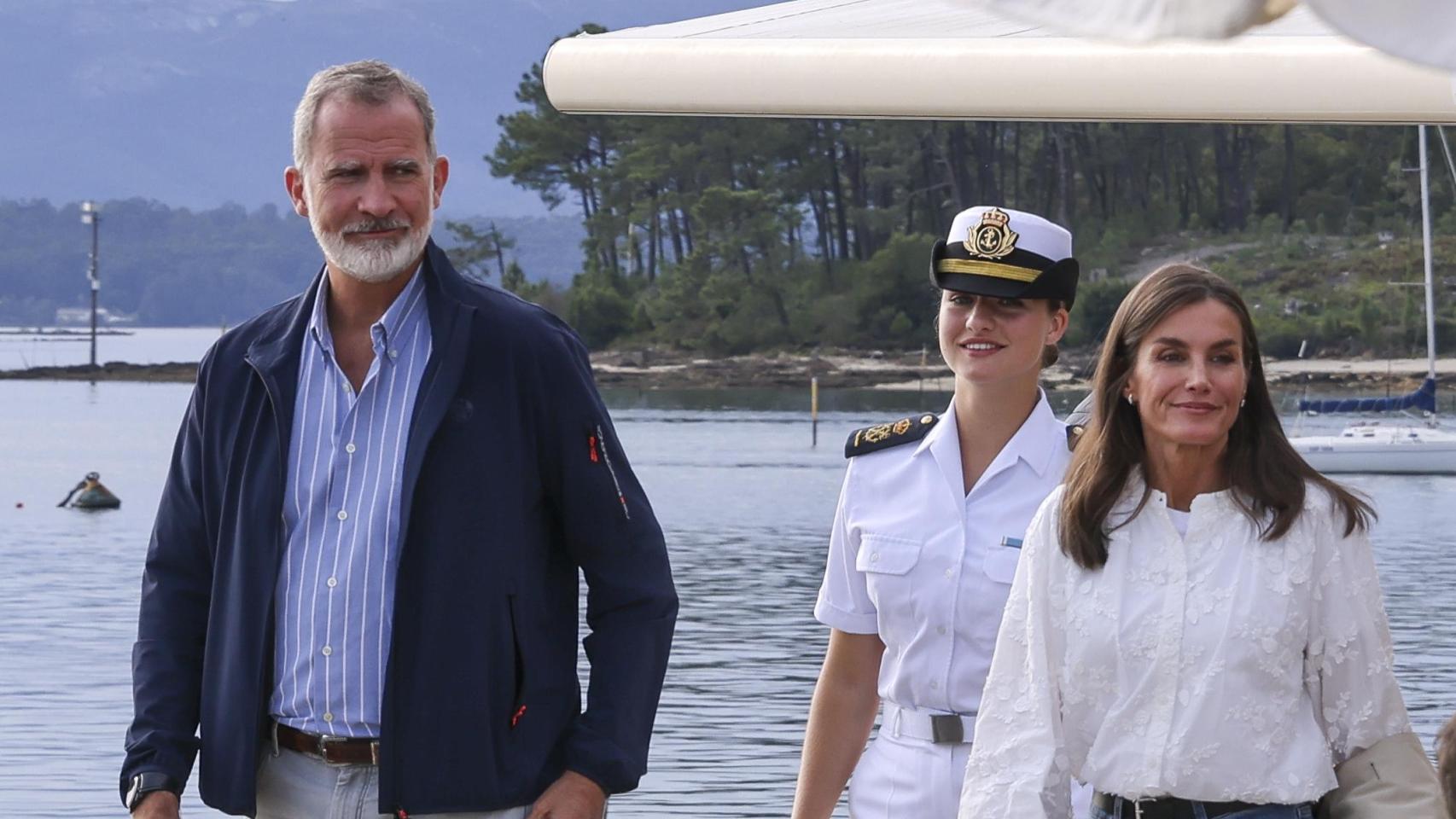 Los reyes, Felipe VI y Letizia, junto a la princesa Leonor en Marín.