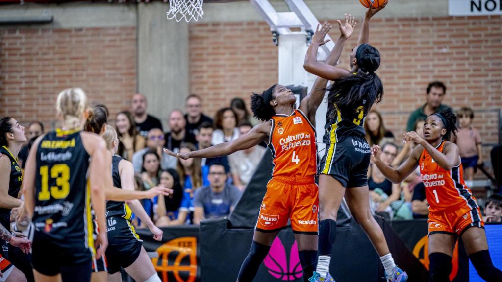 Chelsea Nelson, jugadora del Hozono Global Jairis, este sábado, encestando ante una jugadora del Valencia Basket.