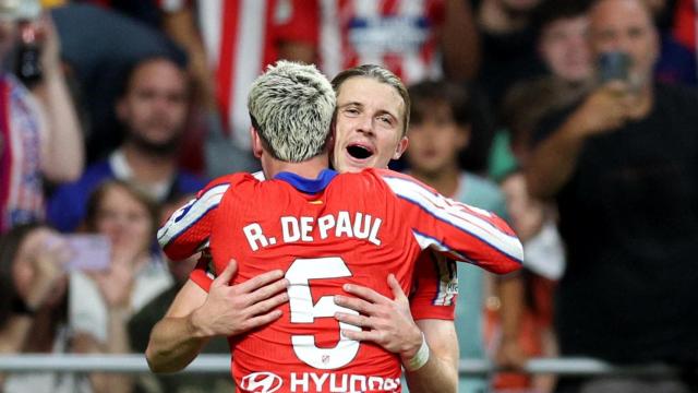 De Paul y Gallagher celebran en un partido del Atlético de Madrid