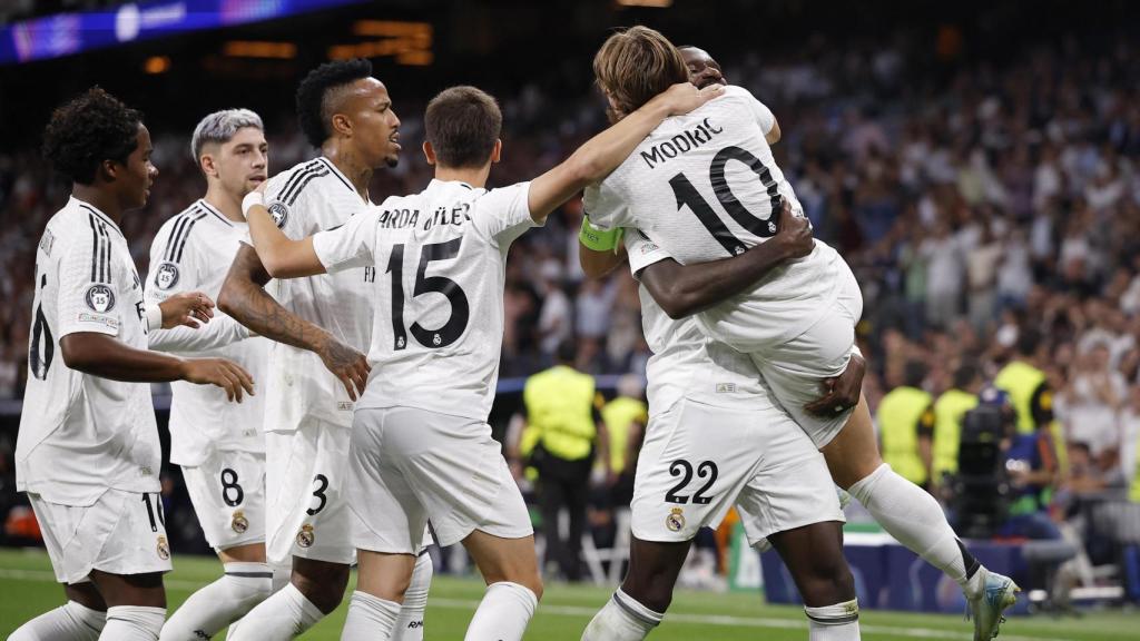 Modric celebra un gol con sus compañeros del Real Madrid