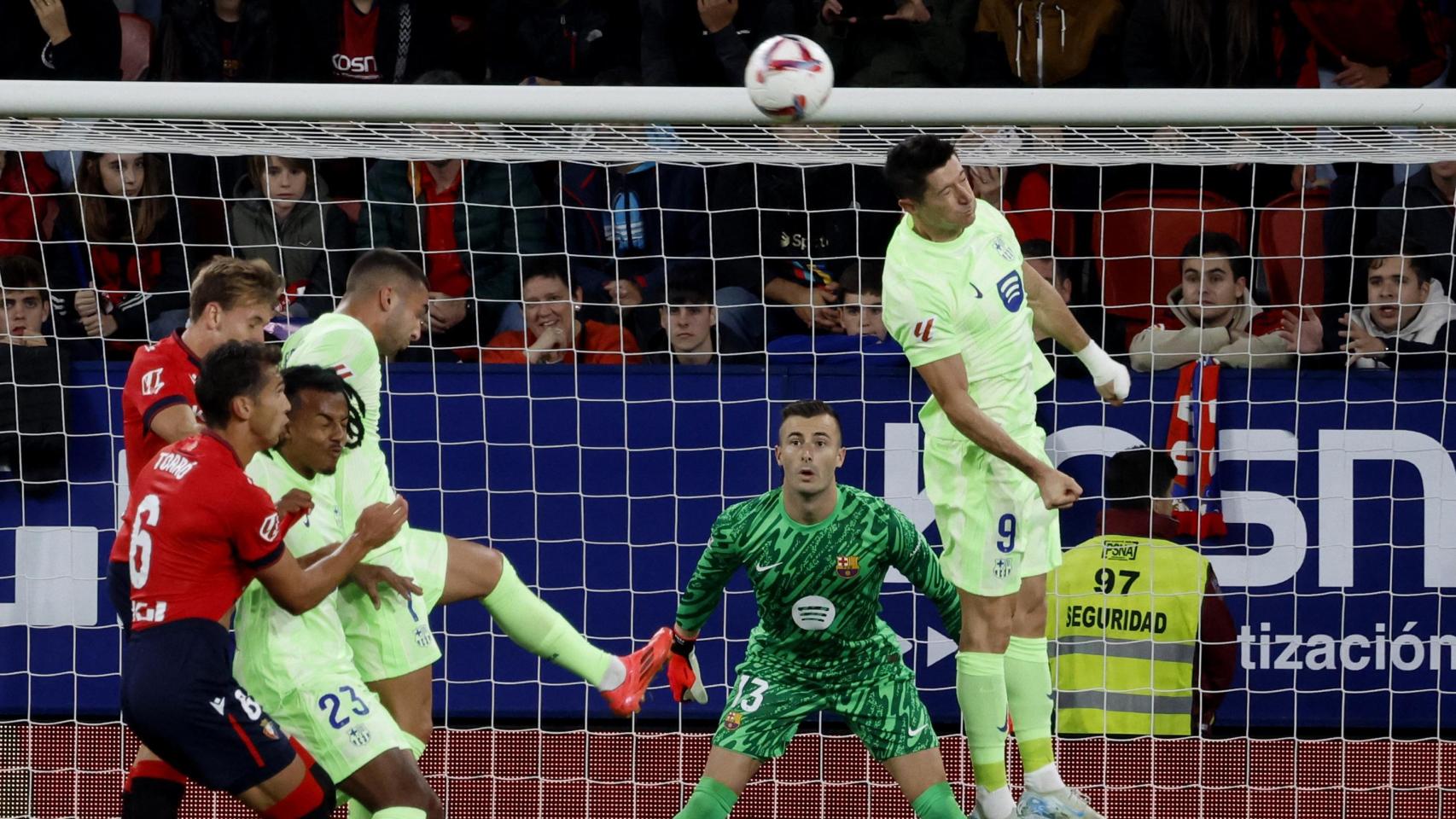 Lewandowski, durante el Osasuna - Barcelona.