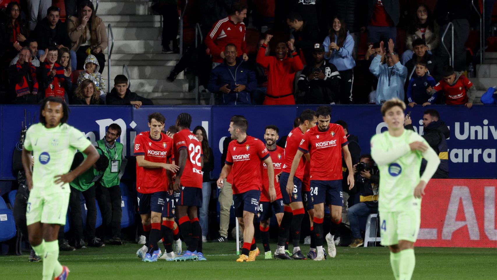 Los jugadores de Osasuna celebran el gol de Budimir al Barcelona.