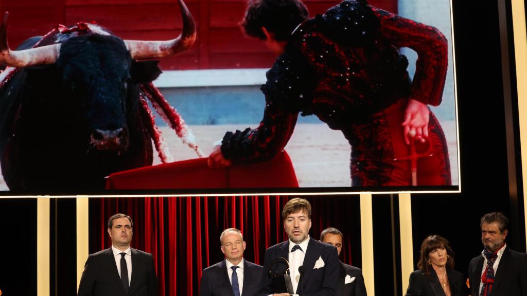 Albert Serra recoge la Concha de Oro en San Sebastián por su película 'Tardes de soledad', este sábado. Foto: EFE/Juan Herrero