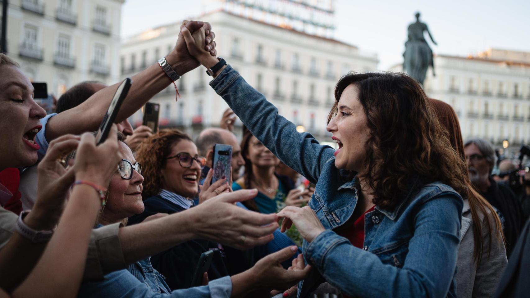 Ayuso recibe a Edmundo González en Madrid ante miles de venezolanos