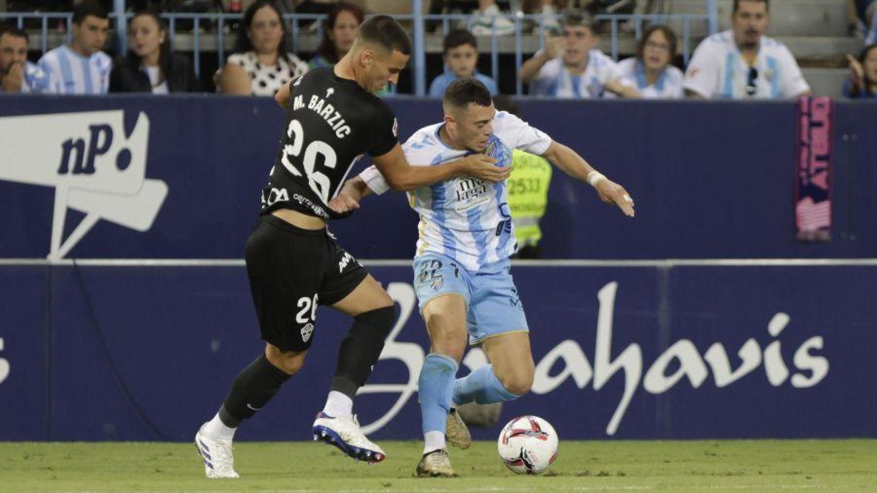 Yanis Rahmani durante el Málaga CF vs. Elche de Segunda División.