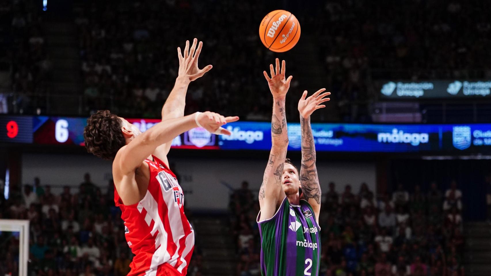 Olek Balcerowski lanza a canasta durante el Unicaja vs. Bàsquet Girona.