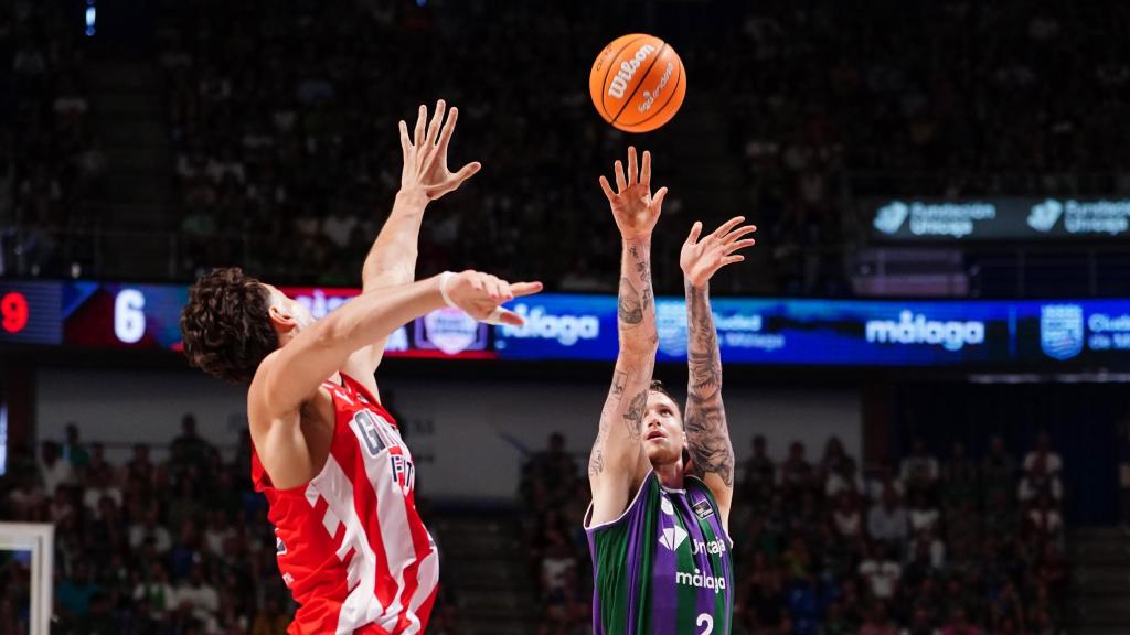 Olek Balcerowski lanza a canasta durante el Unicaja vs. Bàsquet Girona.