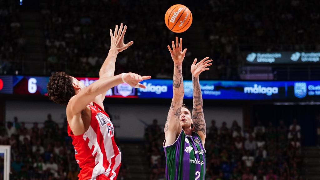 Olek Balcerowski lanza a canasta durante el Unicaja vs. Bàsquet Girona.