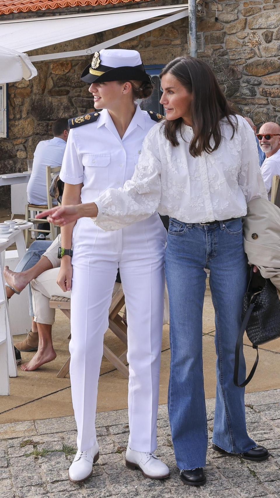 La Reina y la heredera, antes de entrar en el restaurante.