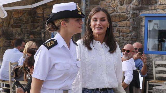 Madre e hija, sonrientes en Vilagarcía de Arousa.