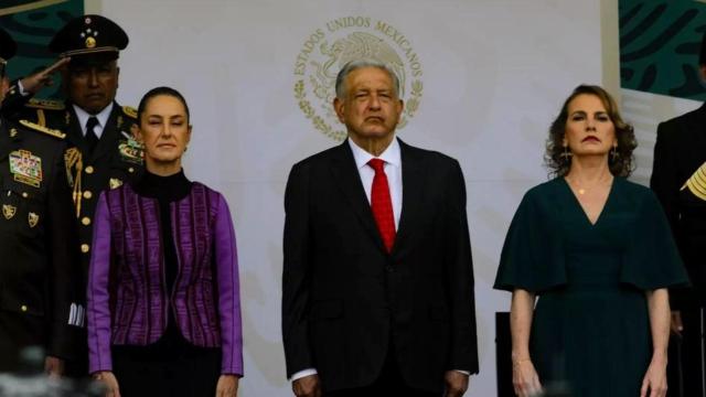 La presidenta electa de México, Claudia Sheinbaum, el presidente en funciones, Andrés Manuel López Obrador, y su esposa Beatriz Gutiérrez Mueller, a 16 de septiembre de 2024.