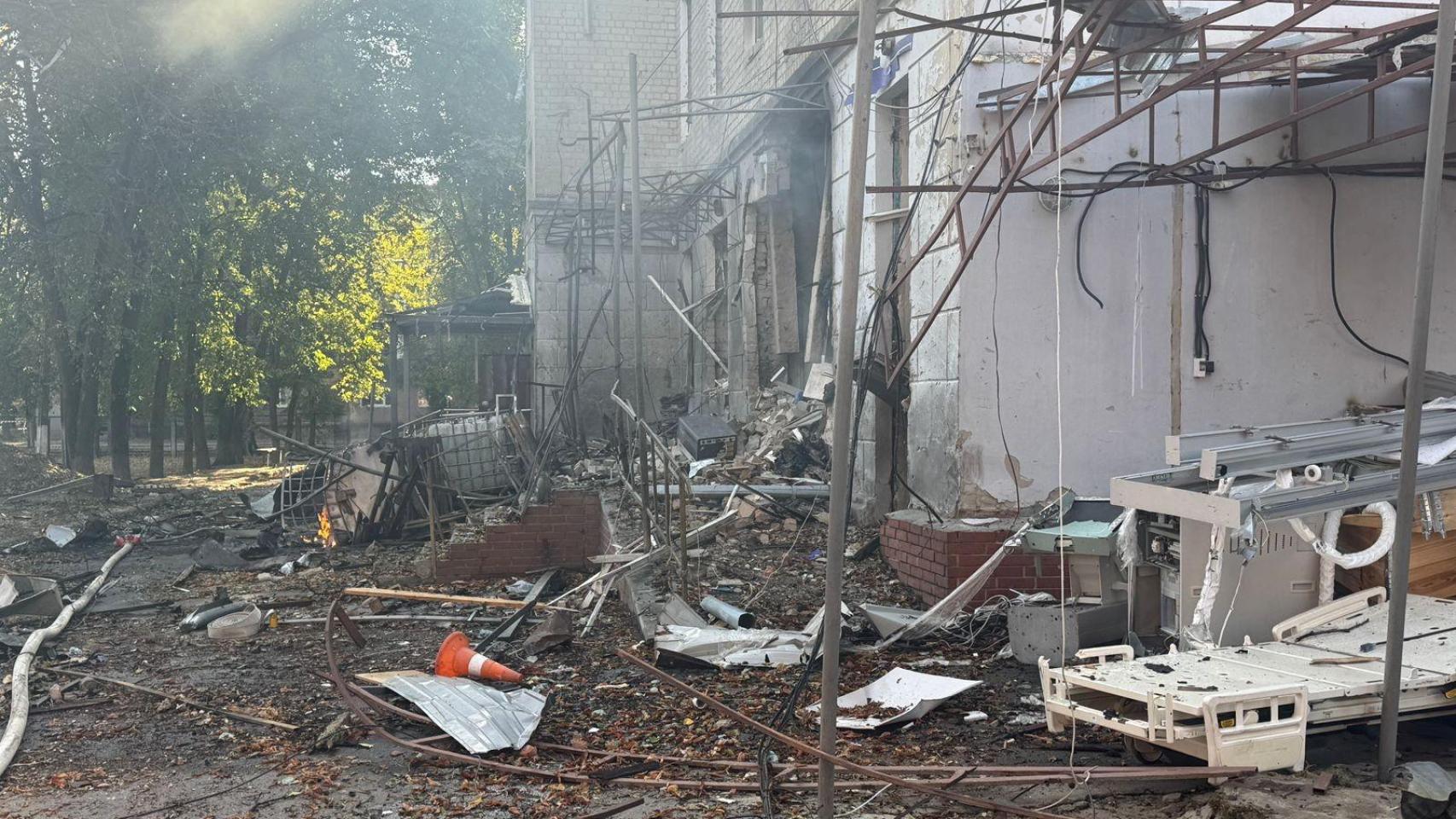 Una vista muestra un edificio de un hospital alcanzado por un dron  ruso en el hospital de Sumi.