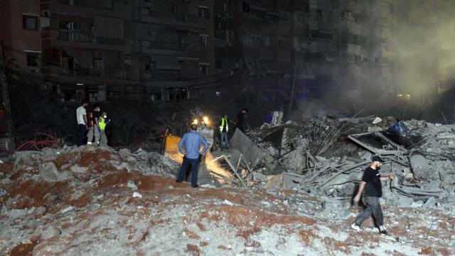 Edificios dañados tras el ataque israelí de este viernes en los suburbios del sur de Beirut.