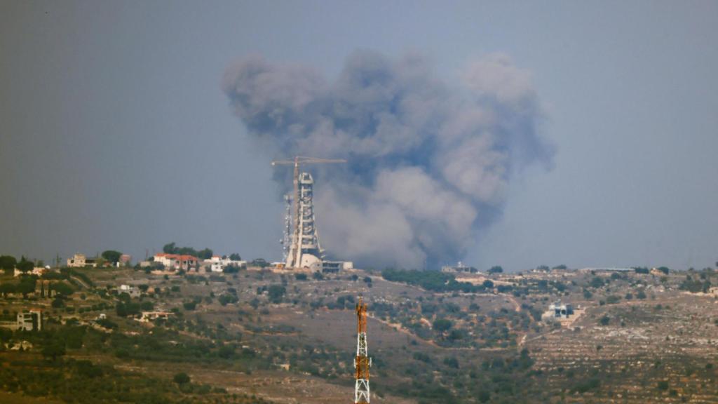 Un cohete es lanzado desde el sur del Líbano mientras se elevan columnas de humo detrás del Santuario Em e Nour .