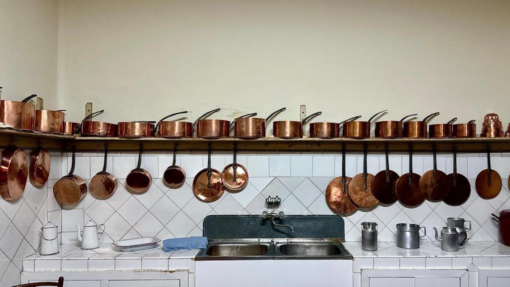 La batería antigua de cobre que decora la cocina.