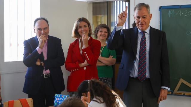 El alcalde de Sevilla, José Luis Sanz, durante una visita a un colegio.