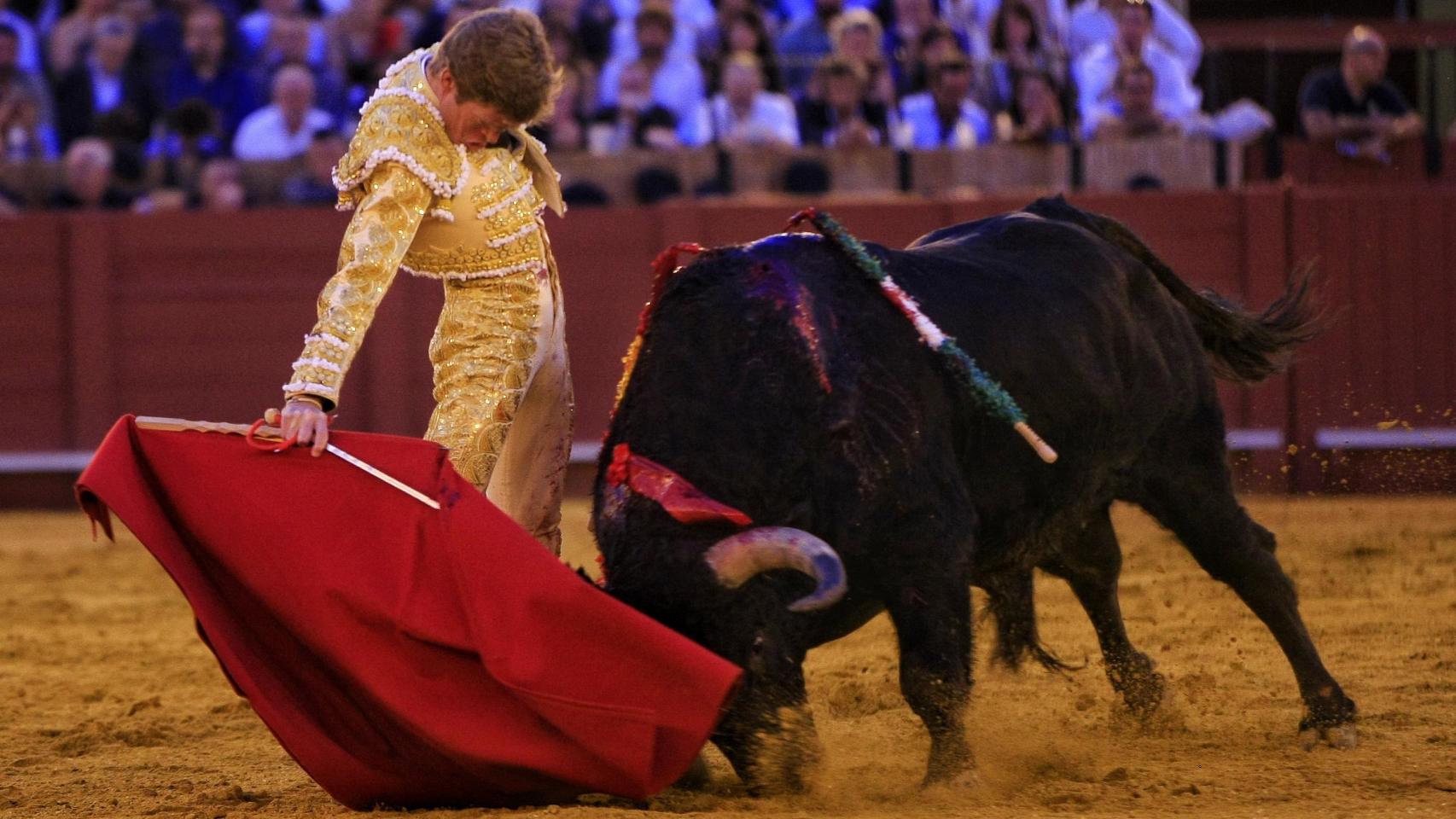 El torero Borja Jiménez da un derechazo en la Maestranza.