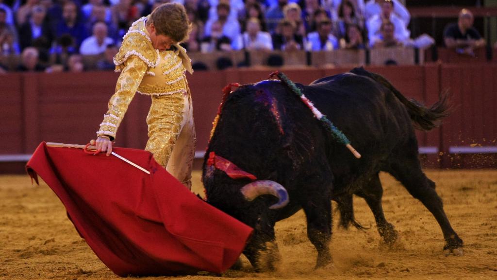 El torero Borja Jiménez da un derechazo en la Maestranza.