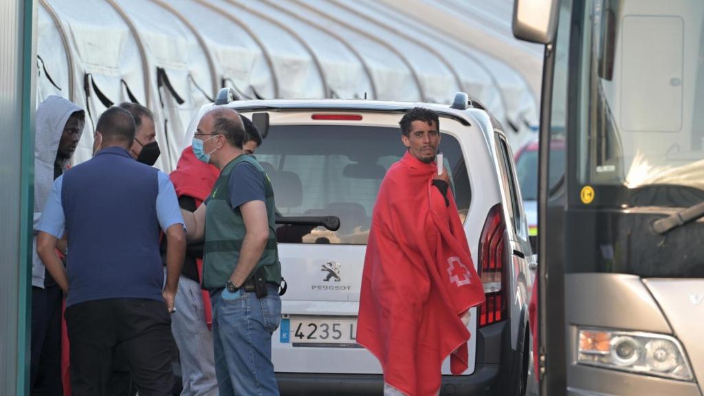 Una fotografía en la que un inmigrante recibe ayuda sanitaria.