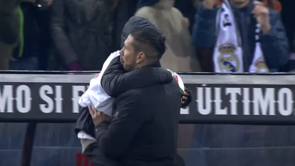 Giuliano y Diego Pablo Simeone se abrazan durante la celebración del gol de Giménez al Real Madrid.