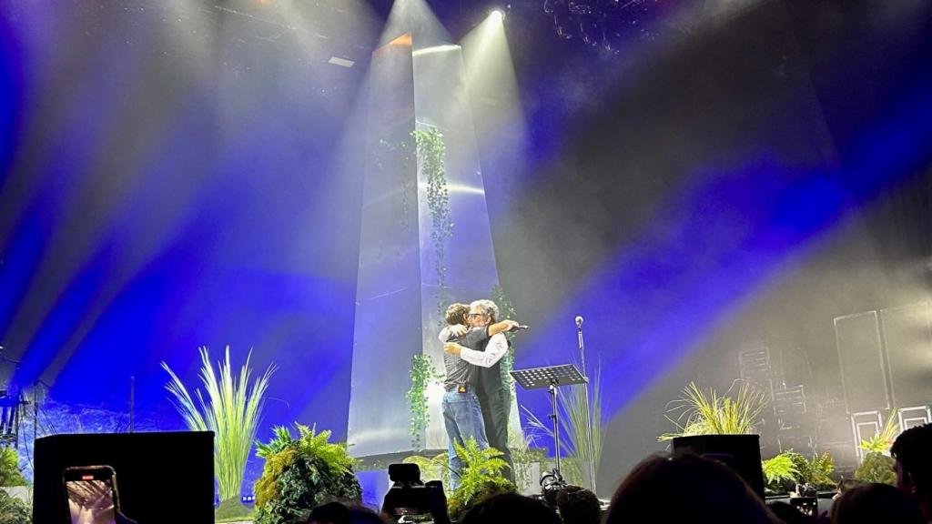 El abrazo de los artistas gallegos, en el escenario del FIZ.