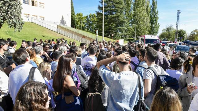 spirantes a personal fijo de RTVE en la categoría de informador se concentran este domingo en el exterior de la Facultad de Ciencias Económicas de la Universidad Complutense de Madrid.