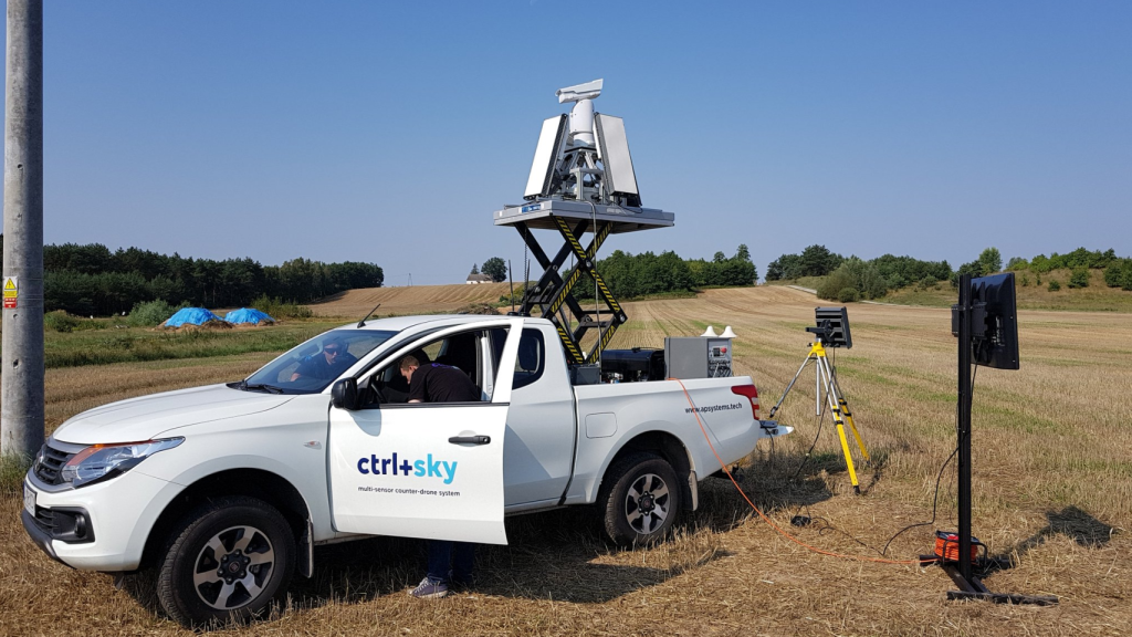 Equipo interceptor SKYctrl en una camioneta