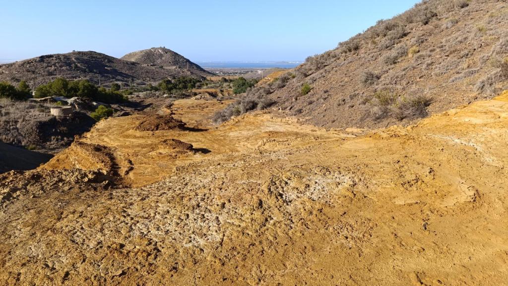 Una lengua de residuos mineros cargados de metales pesados desciende a través de la Sierra Minera hacia el Mar Menor.