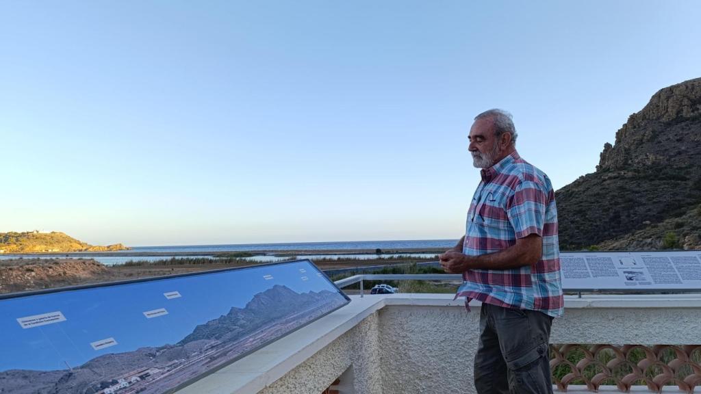 El ingeniero técnico, Pedro Baños, en un mirador junto a la Bahía de Portmán.