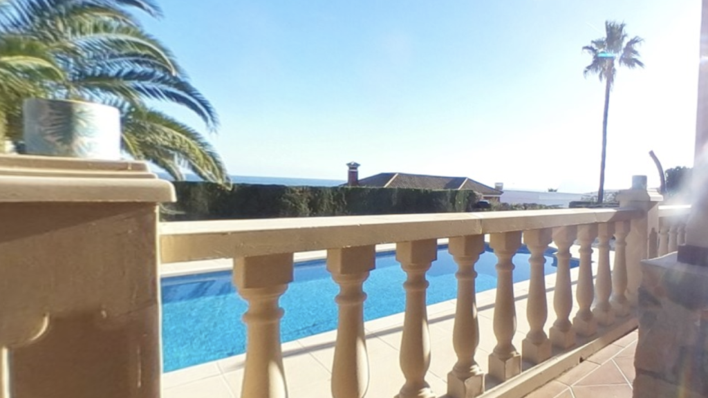 Fotografía de la terraza y de la piscina del chalet que alquiló José Luis Ábalos en La Línea de la Concepción (Cádiz).