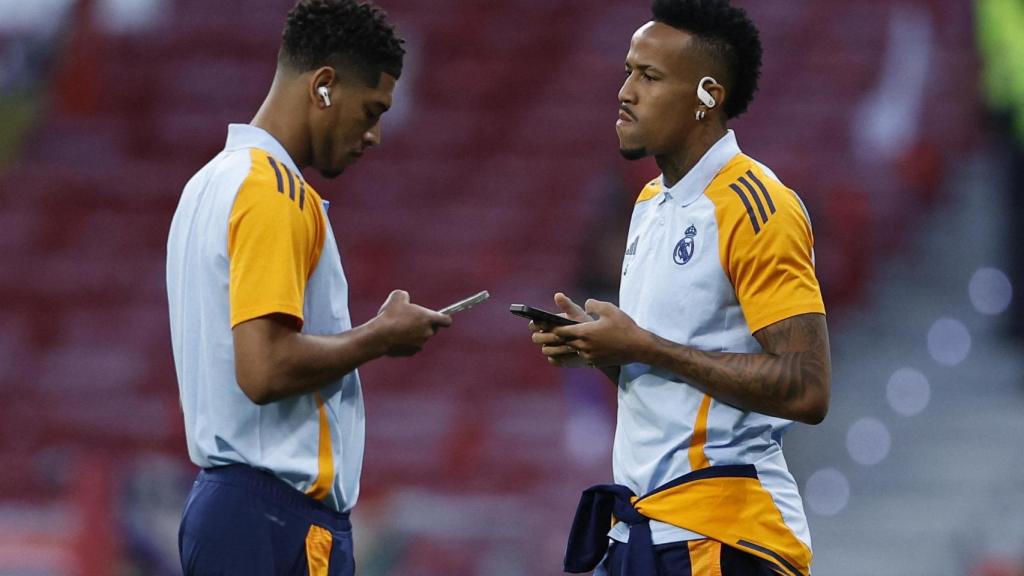 Bellingham y Militao, antes del calentamiento en el derbi.