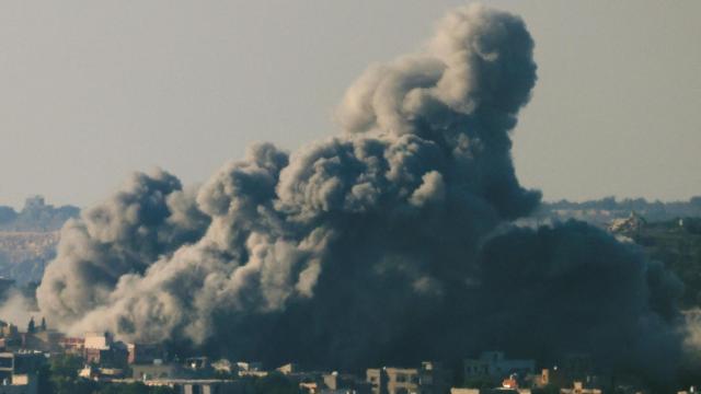 Columnas de humo después de los ataques aéreos de la Fuerza Aérea israelí en aldeas del sur del Líbano.