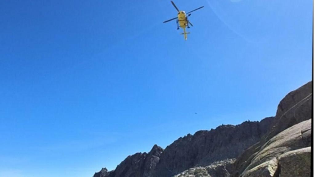 Dos montañeros enriscados son rescatados en helicóptero en Gredos