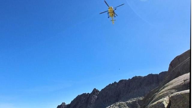 Dos montañeros enriscados son rescatados en helicóptero en Gredos