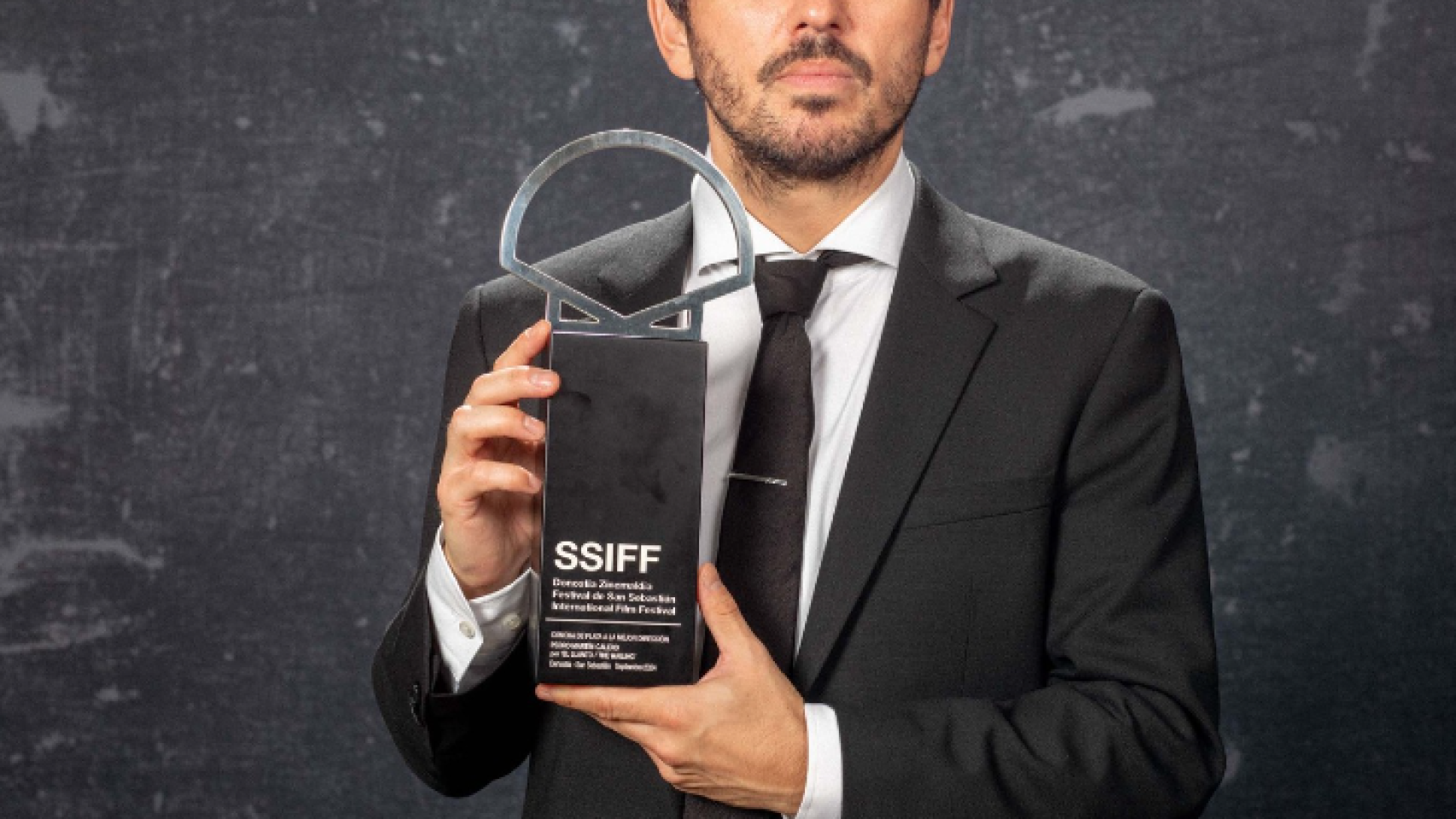 El vallisoletano Pedro Martín Calero con su Concha de Plata