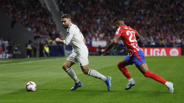 Carvajal, con el balón en el derbi ante el Atlético de Madrid.