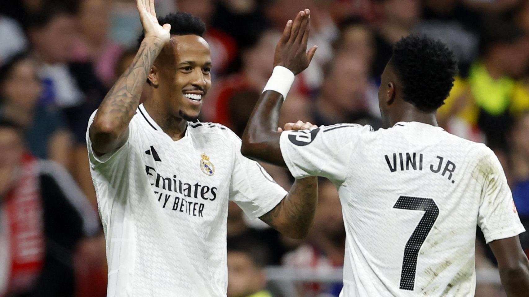 Militao y Vinicius celebran el gol en el derbi madrileño.